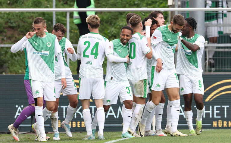 Fürth trotzt den Personalsorgen und gewinnt immerhin einen Punkt gegen Hannover. — © Daniel Löb/dpa