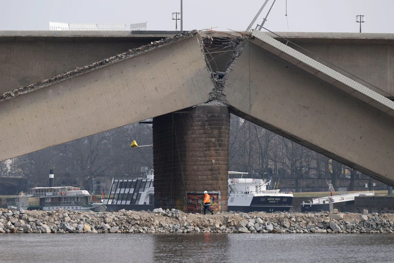 Die Verkehrsminister von Bund und Ländern beraten in Nürnberg über die Politik der nächsten Monate. Unter anderem geht es um die Frage, wieviel Geld in die Sanierung und Erhaltung von Brücken fließen muss (Archivbild).  — © Sebastian Kahnert/dpa