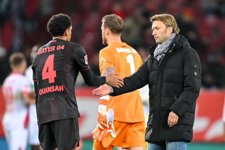 Bayer Leverkusen kassiert in Augsburg einen Tiefschlag. — © Harry Langer/dpa