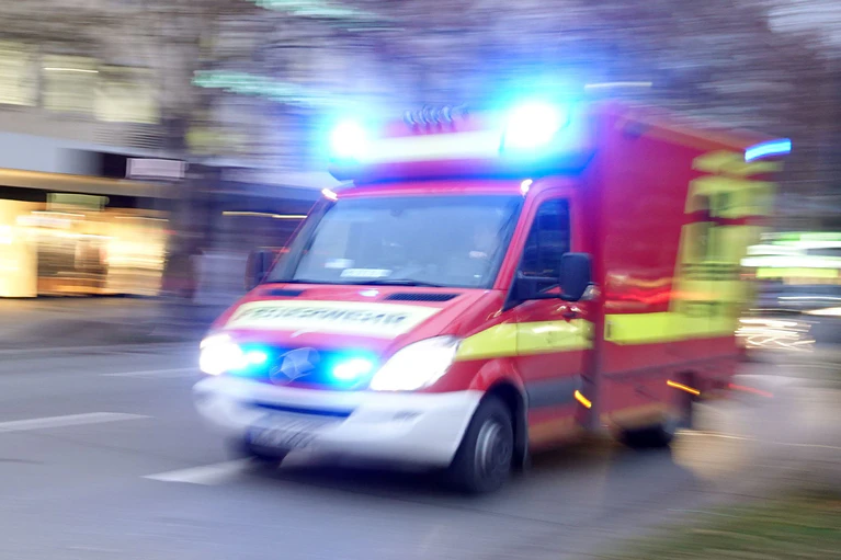 Die Feuerwehr barg die Verletzten aus den Fahrzeugen. (Symbolbild) — © Katharina Redanz/dpa