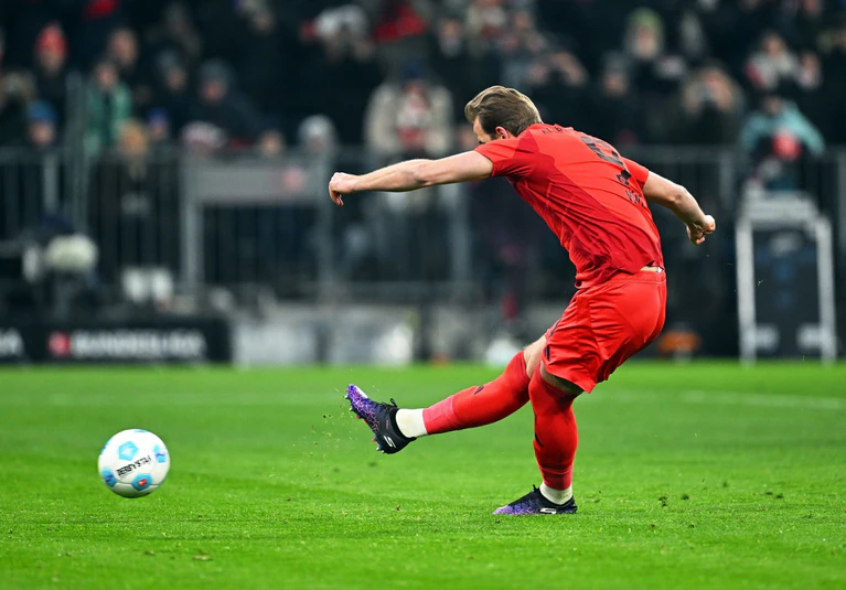 Eine Bank vom Elfmeterpunkt: Harry Kane. — © Sven Hoppe/dpa