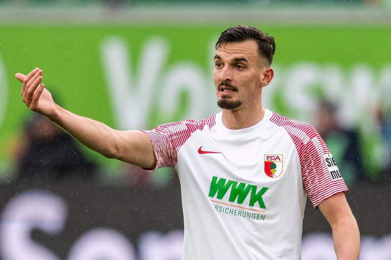 Mergim Berisha fehlt dem FC Augsburg wochenlang. — © David Inderlied/dpa