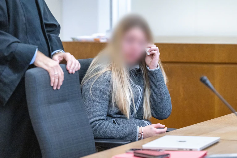 Einer 26 Jahre alten Frau wird vor dem Landgericht Passau Totschlag an ihrem Lebensgefährten vorgeworfen. (Archivbild) — © Armin Weigel/dpa
