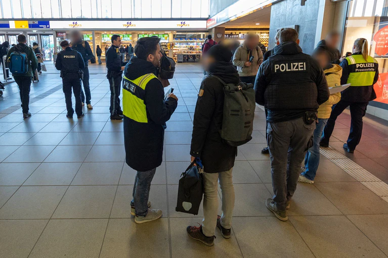 Die Polizei sucht noch nach Zeugen der Gewalttat. — © Heiko Becker/dpa
