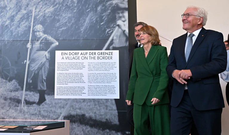 Bundespräsident Steinmeier und seine Frau besichtigen den Neubau des Deutsch-Deutschen Museums in Mödlareuth. — © Martin Schutt/dpa