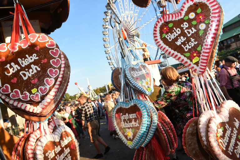 Für den Start in die Wiesn ist bestes Wetter vorhergesagt. (Archivbild) — © picture alliance / dpa
