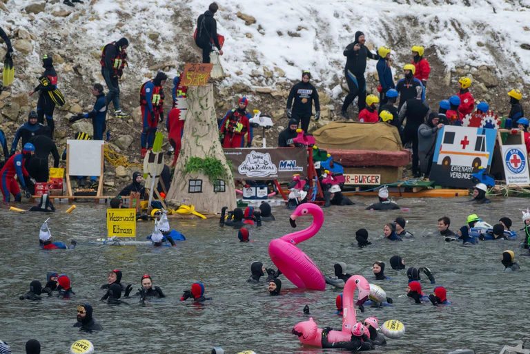 Aus einer Wasserrettungsübung entwickelte sich das mit etwa 2.000 Teilnehmern nach Angaben der veranstaltenden Wasserwacht größte Winterschwimmen Europas. — © Stefan Puchner/dpa