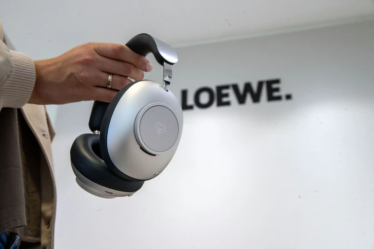 Loewe präsentiert seinen ersten Kopfhörer im Luxussegment. — © Pia Bayer/dpa