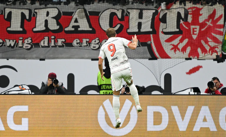 Jubelte bereits zum elften Mal im sechsten Bundesliga-Saisonspiel: Bayern-Star Harry Kane. — © Arne Dedert/dpa