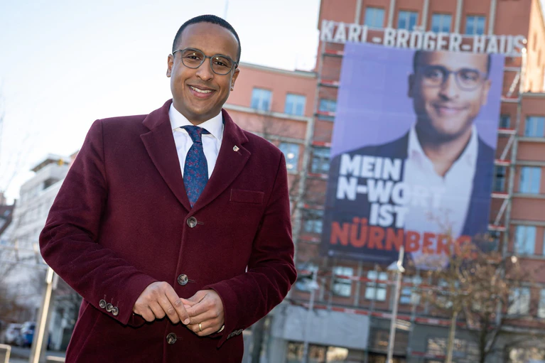 Nasser Ahmed hat nach eigenen Angaben seit der Bekanntgabe seiner Kandidatur Anfeindungen erlebt. Das Plakat sei eine Reaktion darauf, sagt er.  — © Daniel Karmann/dpa