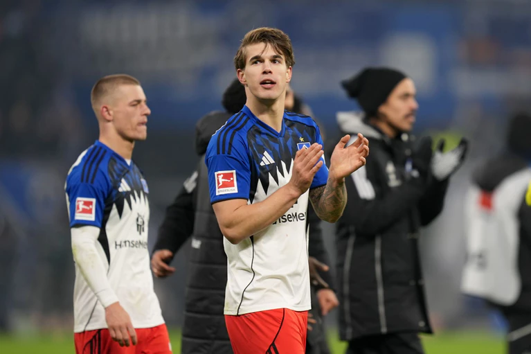 Jung, begeisternd, begehrt: HSV-Abwehrchef Luka Vuskovic (M) — © Marcus Brandt/dpa