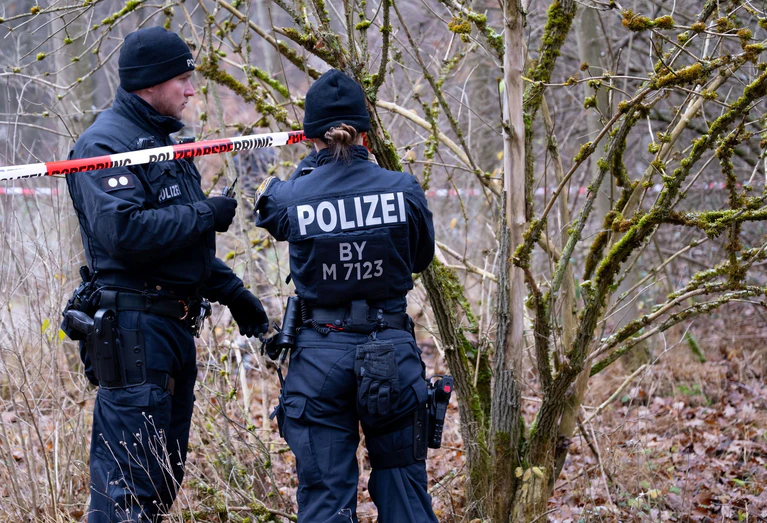 Die Polizei sucht nach der Identität einer in einem Wald bei Neuried gefundenen Toten. — © Sven Hoppe/dpa