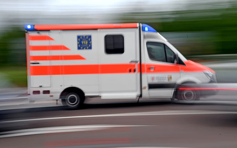 Der verletzte Waldarbeiter wurde in ein Krankenhaus gebracht. (Symbolbild) — © Hendrik Schmidt/dpa-Zentralbild/dpa