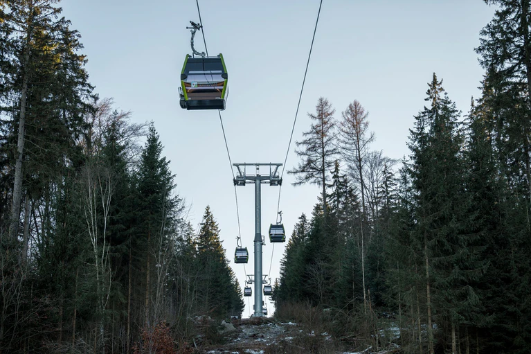 Die Seilbahn Nord am Ochsenkopf fährt bereits seit Dezember 2023. Am 6. Dezember 2024 geht die Bahn an der Südseite des Bergs in Betrieb. (Archivfoto) — © Daniel Vogl/dpa
