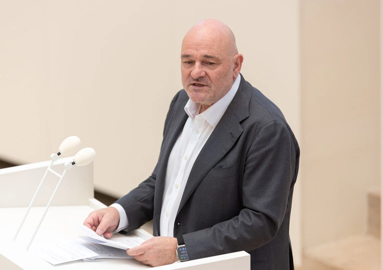 Der Brandenburger Finanzminister Robert Crumbach rechnet nach der Drohung aus Bayern zum Ausstieg aus dem Länderfinanzausgleich nicht mit konkreten Folgen (Archivbild). — © Hannes P. Albert/dpa