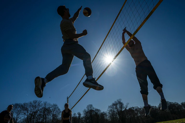 Im Englischen Garten wurde am Freitag bei frühlingshaftem Wetter und strahlendem Sonnenschein schon Volleyball gespielt. — © Peter Kneffel/dpa