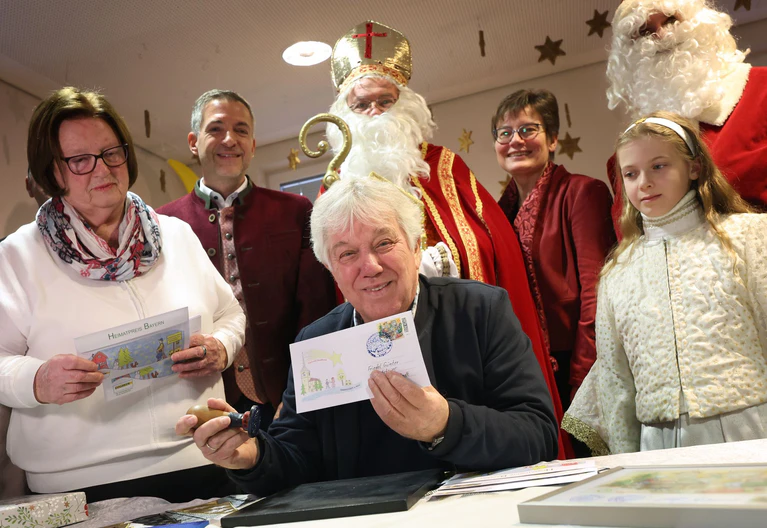 In Himmelstadt gibt es das einzige bayerische Weihnachtspostamt - zur Eröffnung kam auch Musiker Rolf Zuckowski. — © Karl-Josef Hildenbrand/dpa