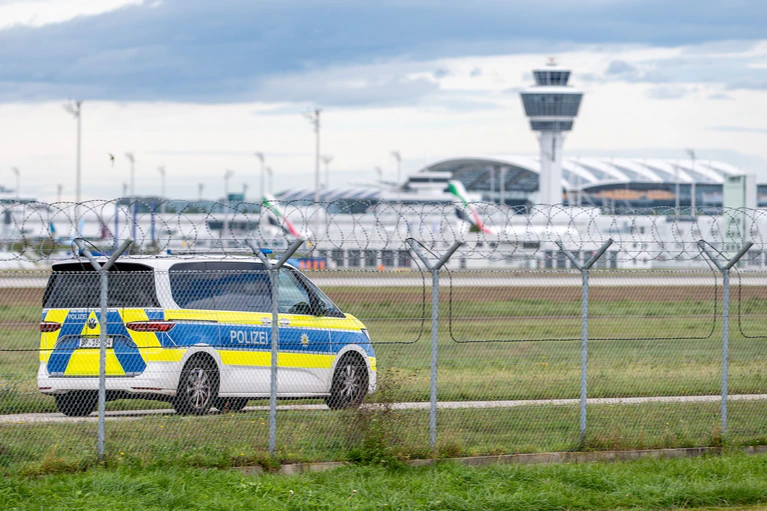 Nach den Drohnensichtungen kann es am Münchner Airport weiter zu Einschränkungen kommen. — © Armin Weigel/dpa