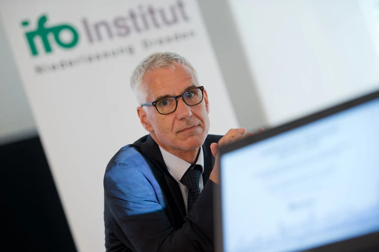 Joachim Ragnitz ist stellvertretender Leiter des Ifo-Instituts in Dresden. (Archivbild) — © Arno Burgi/dpa-Zentralbild/dpa