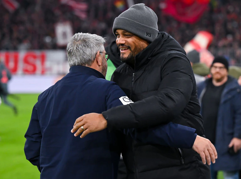Bayern-Trainer Kompany (r) begrüßt den neuen Mainzer Coach Fischer. — © Sven Hoppe/dpa
