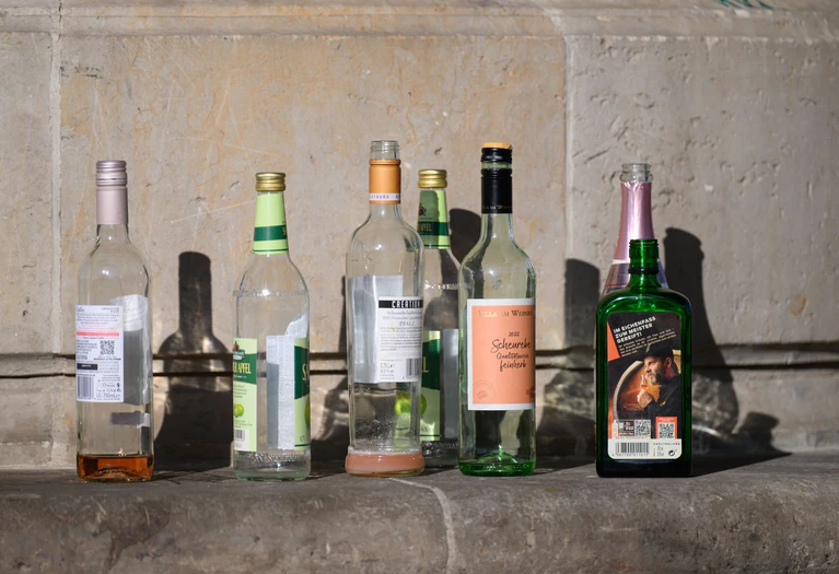 Alkohol bleibt unter jungen Menschen beliebt. (Symbobild). — © Robert Michael/dpa