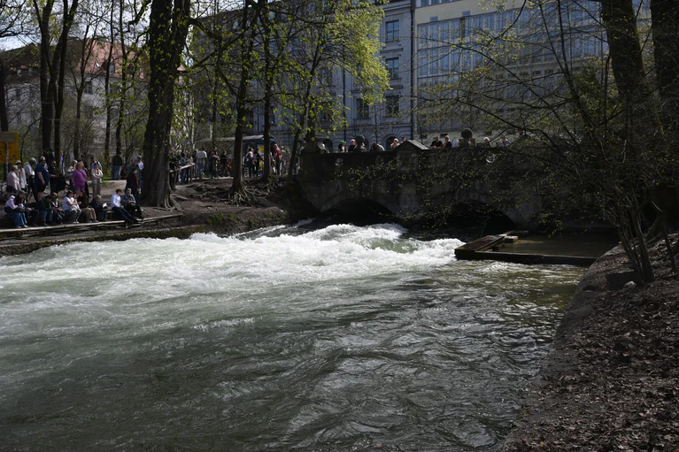 Am Ostersonntag war die Welle schon wieder so gut wie verschwunden.   — © Felix Hörhager/dpa
