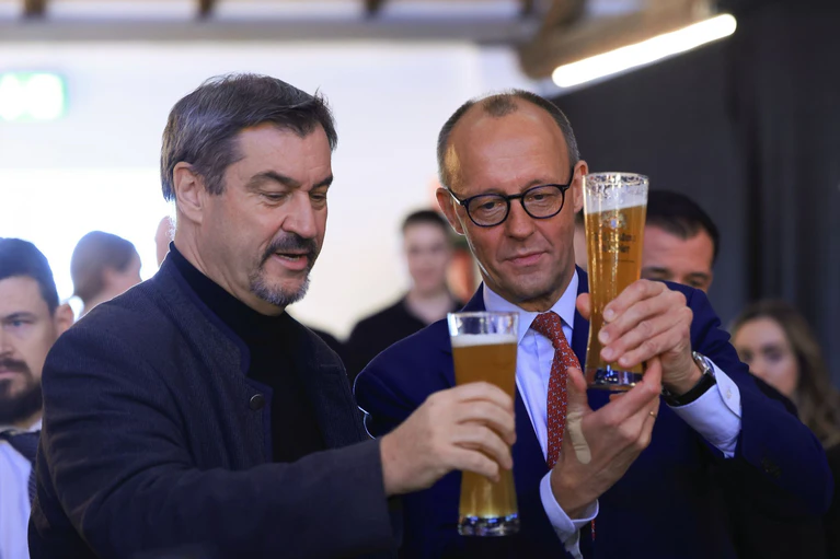 Weißbier und Blasmusik: Beim Besuch des bayerischen Ministerpräsidenten Markus Söder im Sauerland bei Friedrich Merz geht's zünftig zu. — © Oliver Berg/dpa