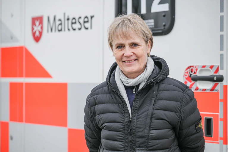 Rallye-Fahrerin Jutta Kleinschmidt schult Einsatzkräfte des Malteser-Rettungsdienstes hinter dem Steuer. — © Jason Tschepljakow/dpa