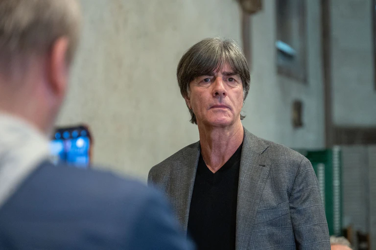Ex-Bundestrainer Joachim Löw sieht die Chancen im Süd-Duell zwischen dem VfB Stuttgart und Bayern München gleich verteilt. — © Helena Dolderer/dpa