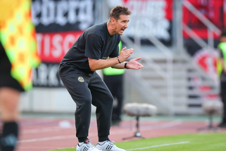 Nürnberg-Trainer Miroslav Klose kämpft um Punkte in der Liga und auch um seinen Job. (Archivfoto) — © Daniel Karmann/dpa