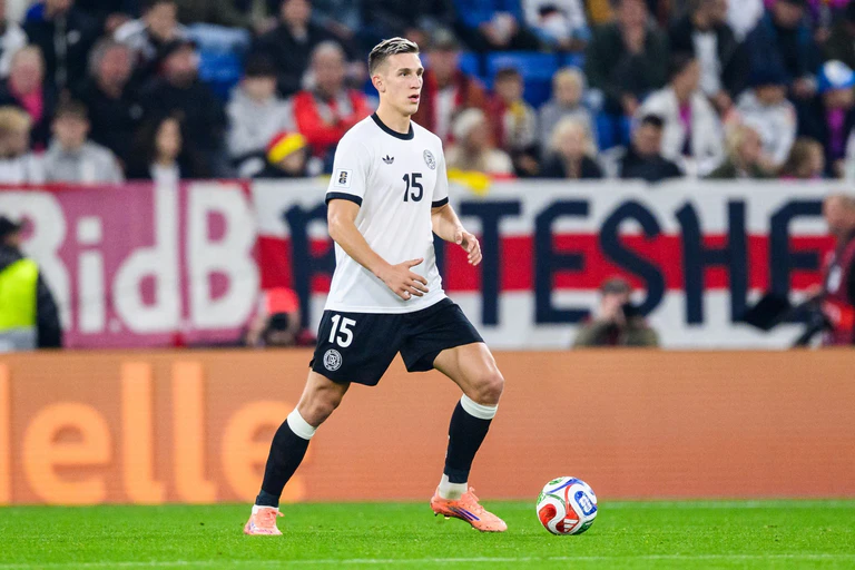 Nico Schlotterbeck am Ball bei seinem Länderspiel-Comeback gegen Luxemburg. — © Tom Weller/dpa