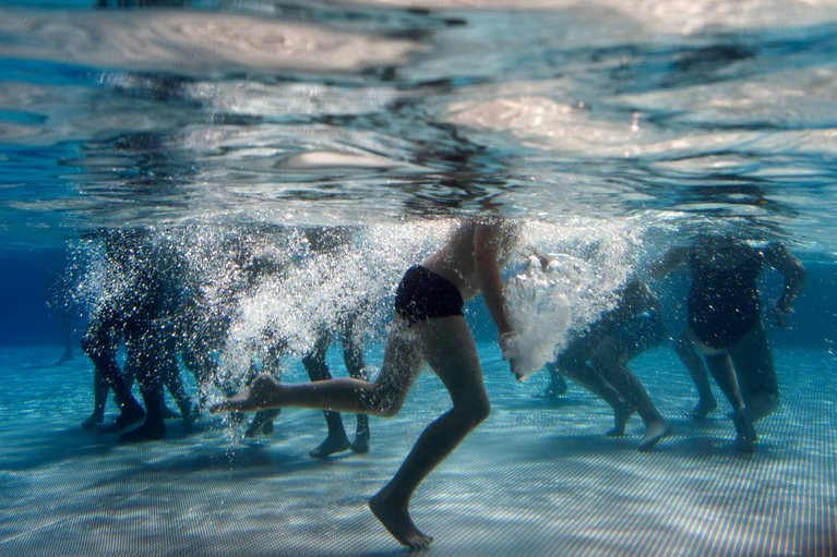 Im Hofer Hallenbad ereignet sich ein Badeunfall. (Symbolbild) — © Emily Wabitsch/dpa