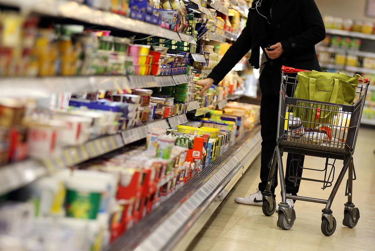 Nach 20 Uhr noch mal schnell zum Supermarkt? - In Bayern weiterhin nicht möglich. (Symbolbild) — © Oliver Berg/dpa