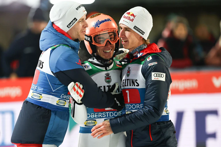 Österreichs Skispringer dominieren im Allgäu. — © Daniel Karmann/dpa