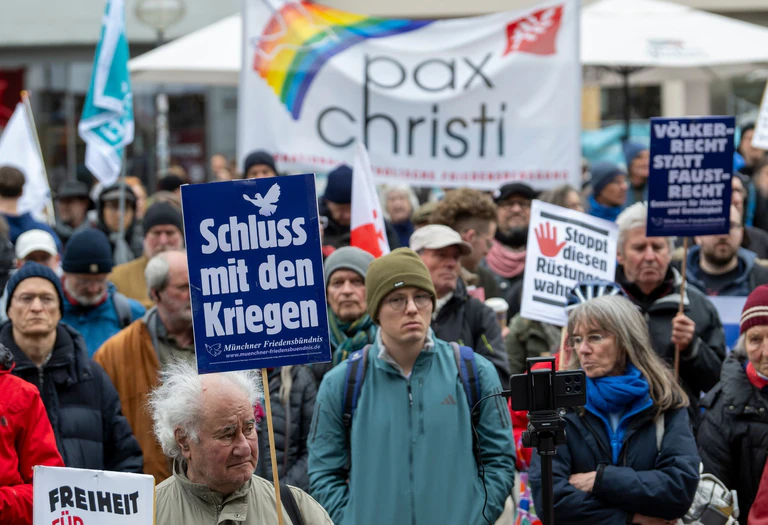 Jung und Alt haben sich heute bei der Kundgebung zum Ostermarsch auf dem Münchner Marienplatz versammelt. — © Stefan Puchner//dpa