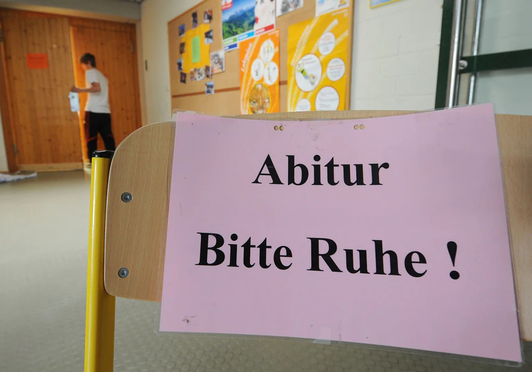 Alle müssen drei schriftliche und zwei mündliche Prüfungen absolvieren. (Archivbild) — © picture alliance / Armin Weigel/dpa