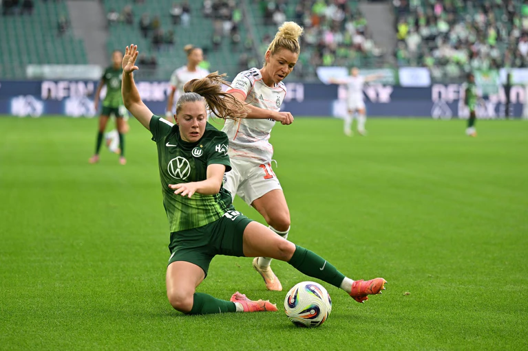 Wer macht es diesmal? Linda Dallmann (r) ist mit dem FC Bayern gegen Wolfsburg favorisiert. (Archivbild) — © Swen Pförtner/dpa