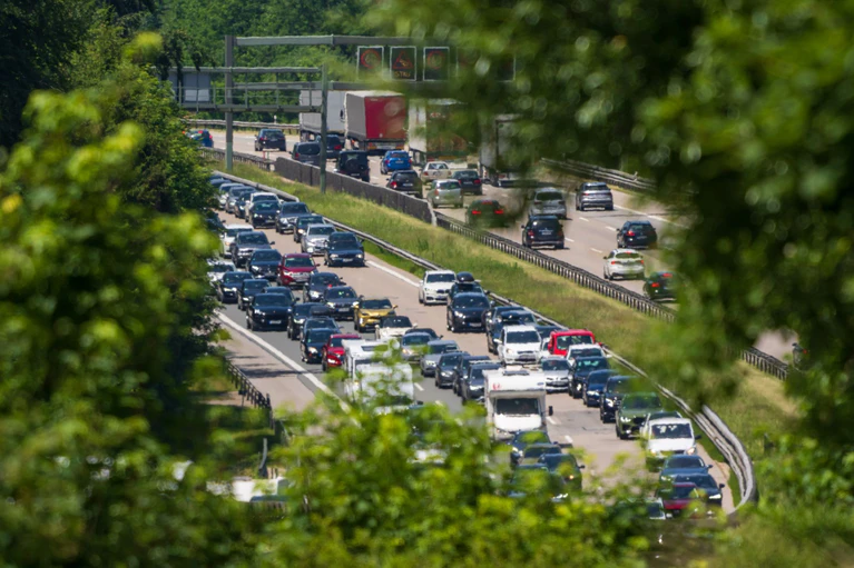 Die Fahrt auf der A8 zwischen München und Salzburg kann unter Umständen länger dauern als erhofft. (Archivbild) — © Peter Kneffel/dpa