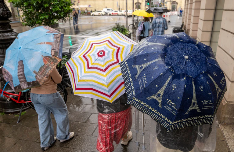In Bayern soll es ab dem Mittag gewittern. (Symbolbild) — © Peter Kneffel/dpa