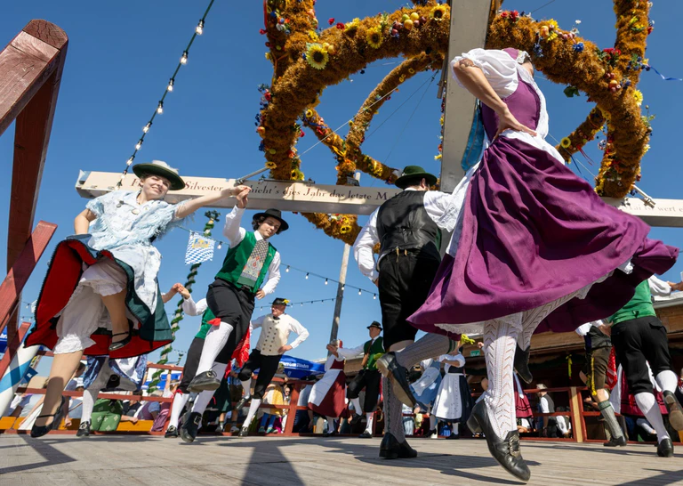 Die Zeltvergabe auf der traditionelleren «Oidn Wiesn» ist jetzt ein Fall für das Gericht. (Archivbild) — © Stefan Puchner/dpa
