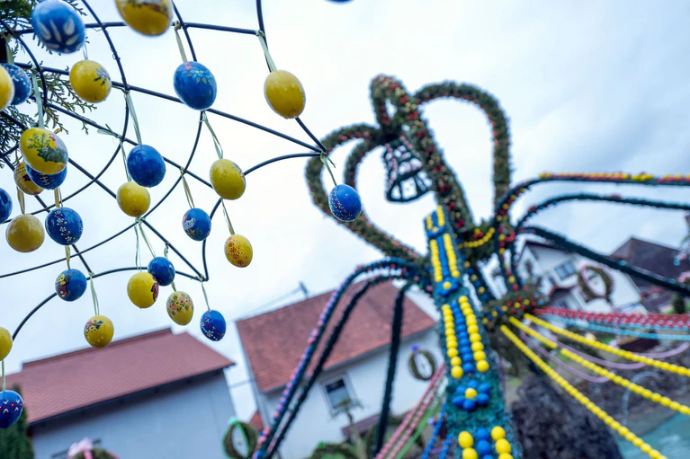 Ein geschmückter Osterbrunnen. — © Pia Bayer/dpa