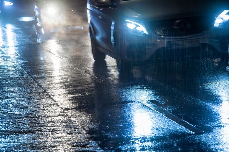 Vorsicht vor Glätte auf den Straßen. (Symbolbild) — © Christophe Gateau/dpa/dpa-tmn