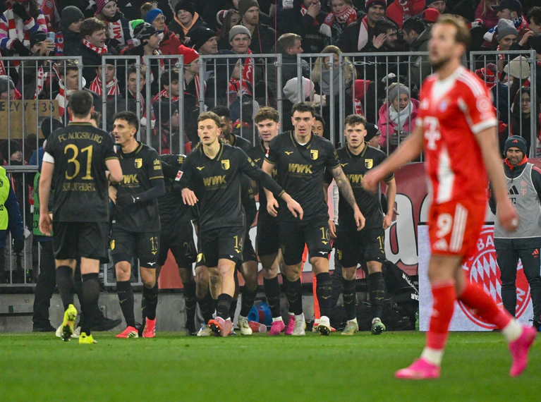 Freude beim FC Augsburg, Enttäuschung bei Harry Kane. — © Peter Kneffel/dpa