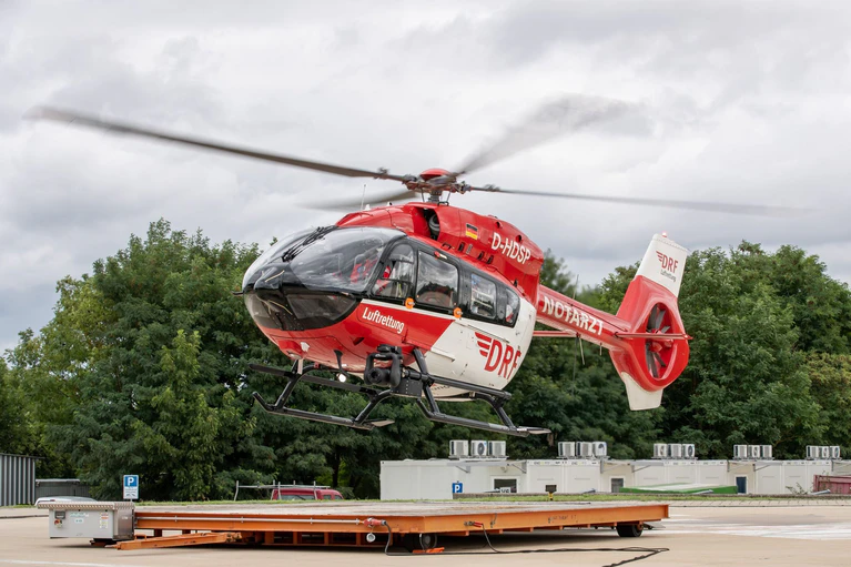 Der Autofahrer wurde laut einem Polizeisprecher per Hubschrauber zum Krankenhaus geflogen. (Symbolbild) — © Daniel Karmann/dpa