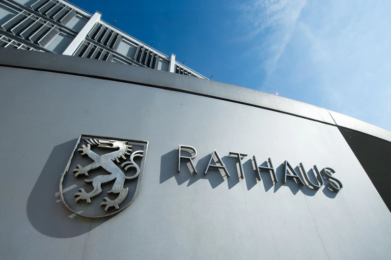 Das neue Rathaus in Ingolstadt. Die Ingolstädter wählen parallel zur Bundestagswahl einen neuen Oberbürgermeister. (Archivbild) — © Armin Weigel/dpa