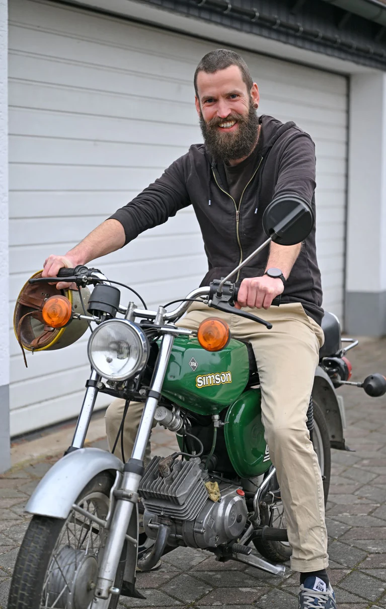 Jan Hofmann auf seinem Simson-Moped. — © Martin Schutt/dpa