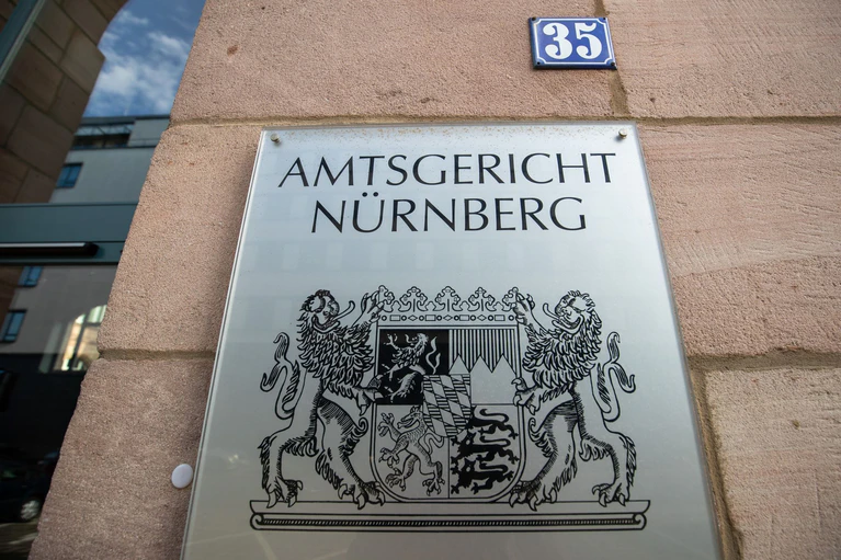 Das Amtsgericht Nürnberg hat ein Mitglied der mittlerweile aufgelösten «Letzten Generation» zu einer Bewährungsstrafe verurteilt. (Symbolbild) — © Daniel Karmann/dpa