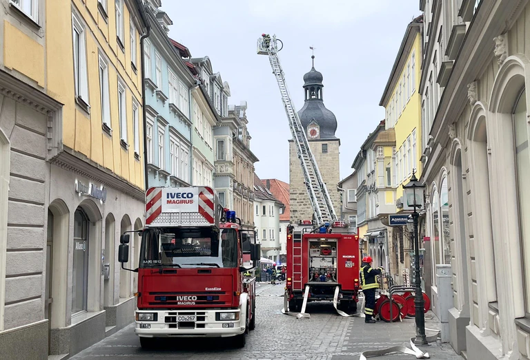 Die Einsatzkräfte konnten den Brand im Dachgeschoss löschen. — © Daniel Vogl/dpa