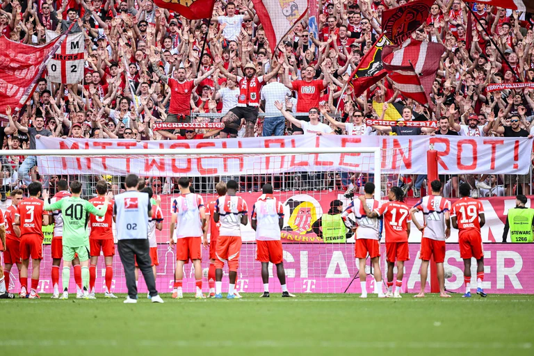Die Fans stimmen die Bayern-Profis nach dem 3:3 gegen Heidenheim auf das Champions-League-Rückspiel gegen Paris ein. — © Harry Langer/dpa