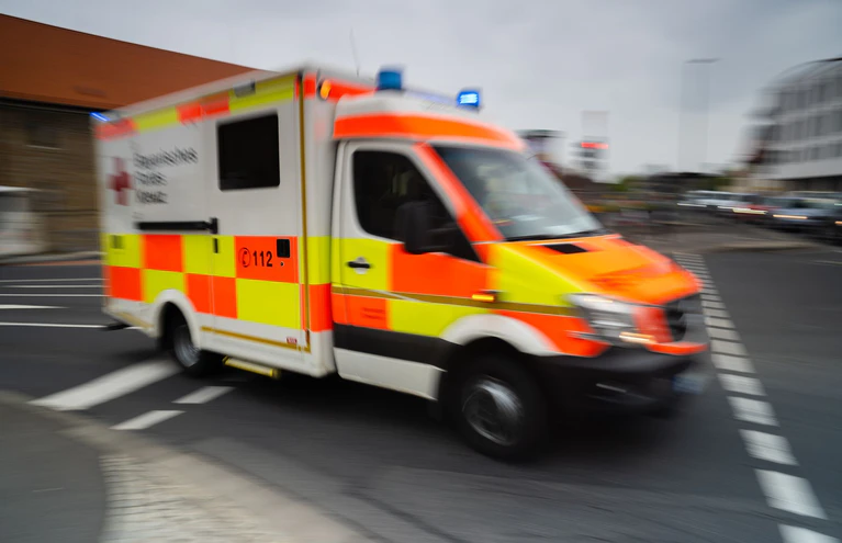 Ein Rettungswagen brachte den Jungen schwer verletzt in ein Krankenhaus. (Symbolbild) — © Nicolas Armer/dpa
